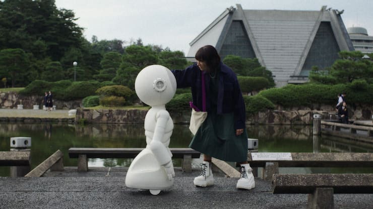 Suzie (Rashida Jones) ist besorgt: Ihr Roboter führt sich immer seltsamer auf.