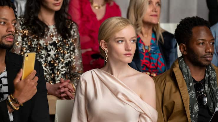 Inventing Anna. Julia Garner as Anna Delvery in episode 102 of Inventing Anna. Cr. David Giesbrecht/Netflix Â© 2021