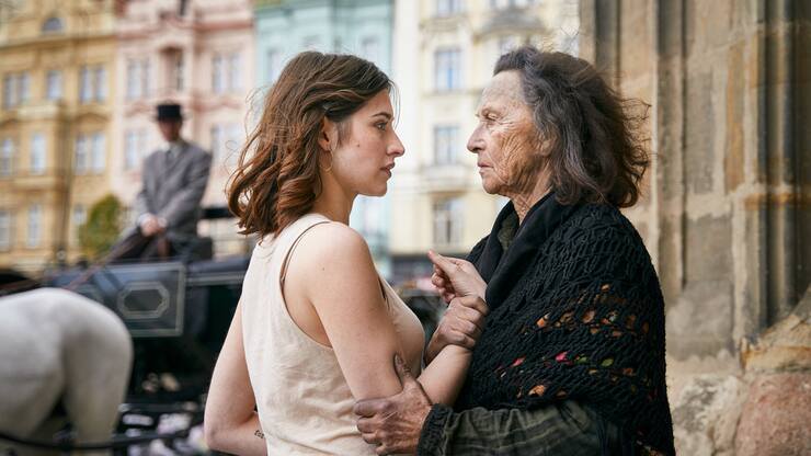 Eine Bettlerin sagt Norah (Deleila Piasko) in «Der Schatten» die Ermordung eines Mannes voraus.