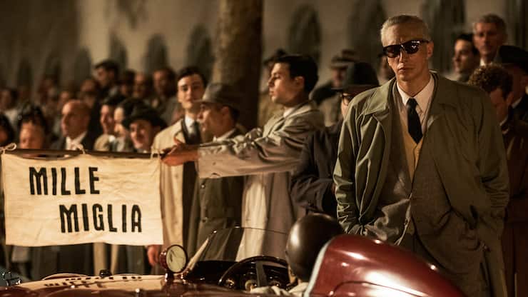 Enzo Ferrari (Adam Driver) spornt seine Fahrer beim Mille-Miglia-Rennen an.