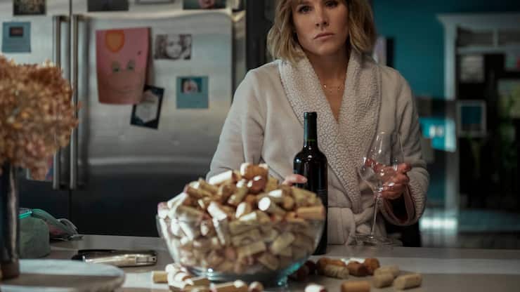The Woman in the House Across the Street From the Girl in the Window. Kristen Bell as Anna in episode 101 of The Woman in the House Across the Street From the Girl in the Window. Cr. Colleen E. Hayes/Netflix Â© 2021