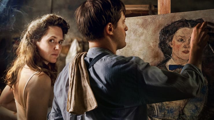 Es knistert: Alma (Emily Cox) steht für Kokoschka (Valentin Postlmayr) Modell.