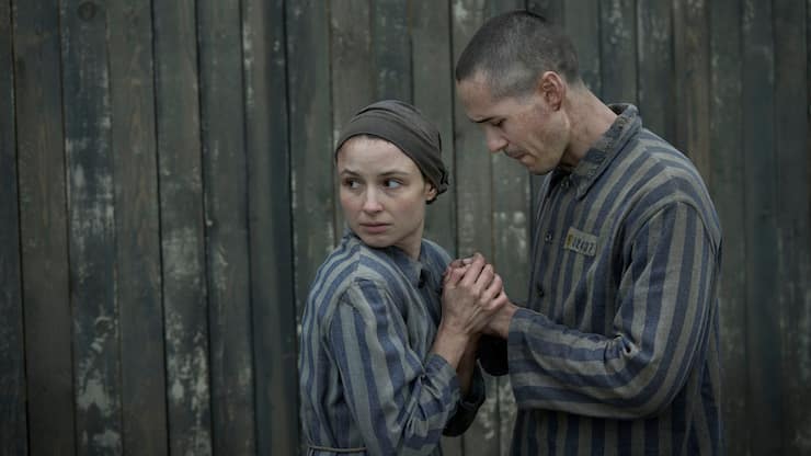 Der Tätowierer Lali ( (Jonah Hauer-King) und die Insassin Gita (Anna Próchniak) verlieben sich in Auschwitz.