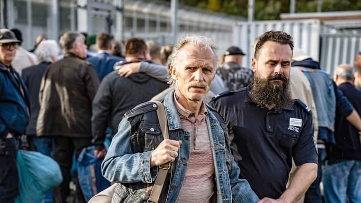 Neonazi Klaus Bäumer (Richard Sammel, l.) kommt frei, obwohl er einen Teenager totgeprügelt hat.