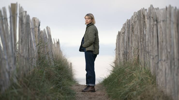 Am weiten Strand von St. Andrews will sich DS Karen Pirie (Lauren Lyle) mit einer Zeugin treffen.