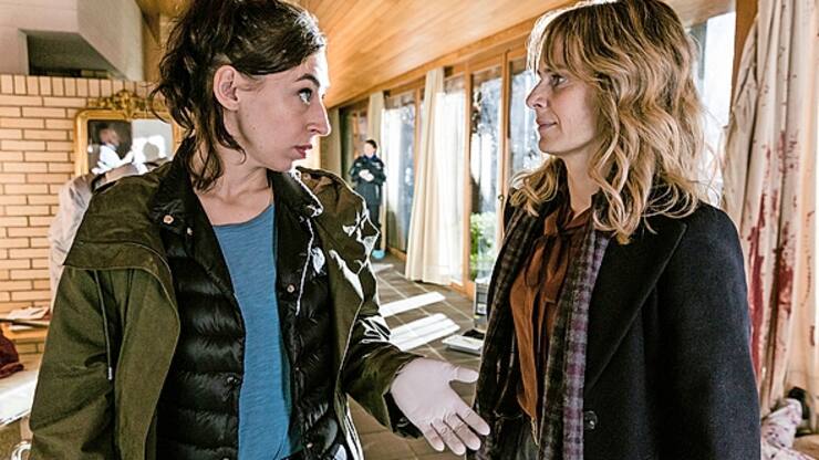 Tatort â SchoggilÃ¤beRegie: Viviane AndereggenProduktion: Zodiac PicturesKamera: Martin LangerDrehbuch: Lorenz Langenegger & Stefan Brunner2020Hauptbild 1Am Tatort: Carol Schuler als Tessa Ott, Anna Pieri Zuercher als Isabelle GrandjeanCopyright: SRF/Sava Hlavacek