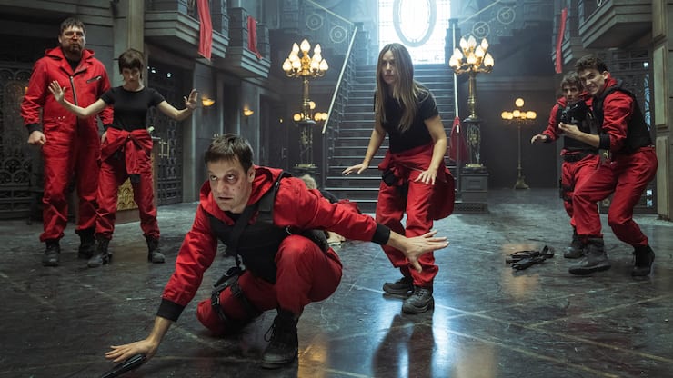 LA CASA DE PAPEL (L to R) HOVIK KEUCHKERIAN as BOGOTÃ, ÃRSULA CORBERÃ as TOKIO, RODRIGO DE LA SERNA as PALERMO, ITZIAR ITUÃO as LISBOA, MIGUEL HERRÃN as RÃO, JAIME LORENTE as DENVER in episode 02 of LA CASA DE PAPEL. Cr. TAMARA ARRANZ/NETFLIX Â© 2020