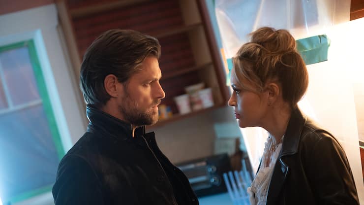 Brazen. (L-R)  Sam Page as Ed, Alyssa Milano as Grace in Brazen.  Cr. Sergei Bachlakov/Netflix Â© 2021