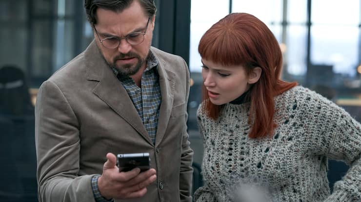 DON'T LOOK UP (L to R)  LEONARDO DICAPRIO as DR. RANDALL MINDY, JENNIFER LAWRENCE as KATE DIBIASKY. Cr. NIKO TAVERNISE/NETFLIX Â© 2021