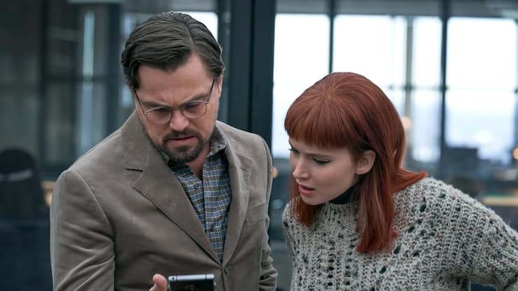 DON'T LOOK UP (L to R)  LEONARDO DICAPRIO as DR. RANDALL MINDY, JENNIFER LAWRENCE as KATE DIBIASKY. Cr. NIKO TAVERNISE/NETFLIX Â© 2021