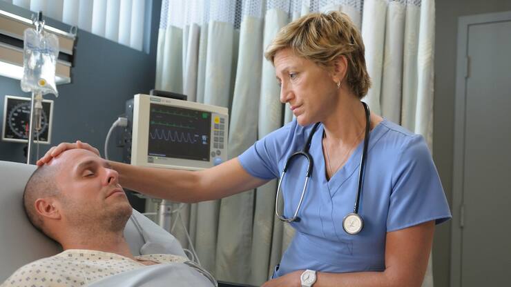 Paul Schulze als Eddie and Edie Falco als Jackie Peyton in «Nurse Jackie».