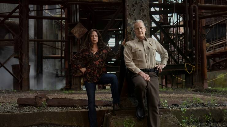 Maura Tierney as Grace Poe and Jeff Daniels as Del Harris in AMERICAN RUST.