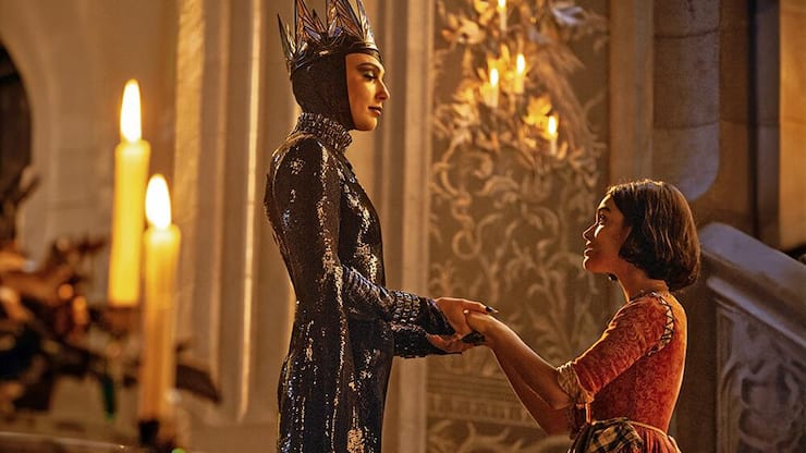 Die Stiefmutter (Gal Gadot) ist eifersüchtig auf Schneewittchen (Rachel Zegler).