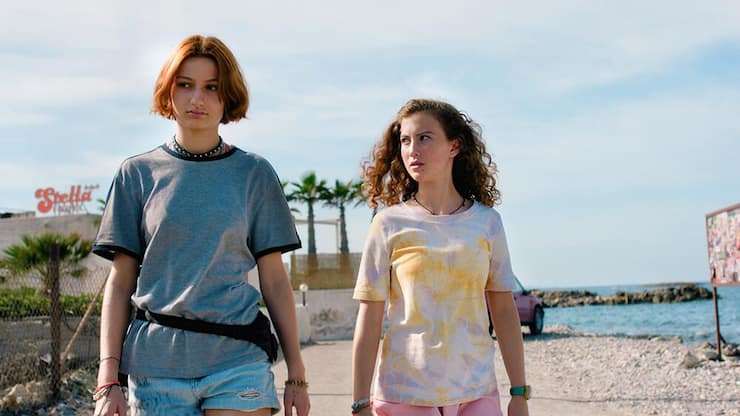 Weg von den Eltern: Valeska (l.) und Lena flanieren in der Sonne von Kreta.