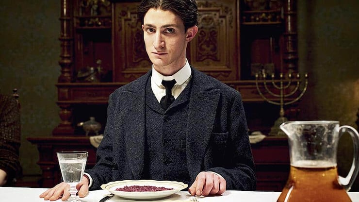 Kino – «Franz K.»: Sein Vater will, dass er Fleisch isst, doch Kafka (Idan Weiss) mag es lieber vegetarisch.