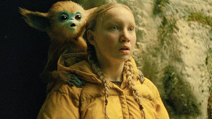 Kino – «The Legend of the Ochi»: Yuri (Helena Zengel) versteht die Pfeif-Sprache des Ochi-Babys.