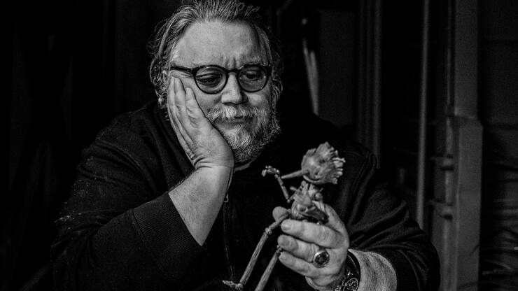 Regisseur Guillermo del Toro mit Pinocchio.
