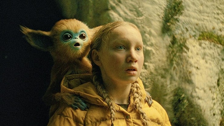 Kino – «The Legend of the Ochi»: Yuri (Helena Zengel) versteht die Pfeif-Sprache des Ochi-Babys.