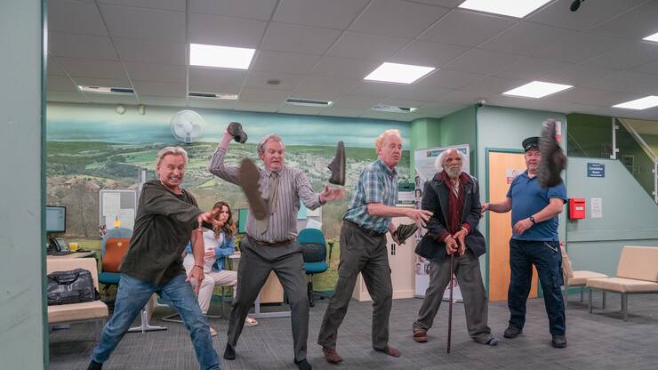 Gaz (Robert Carlyle, l.) und seine Kumpels schmeissen diesmal Schuhe statt Textilien.