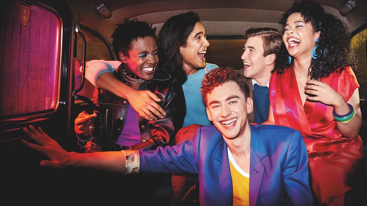 Eine lebensfrohe und kunterbunte Clique: Roscoe (Omari Douglas), Ash (Nathaniel Curtis), Ritchie (Olly Alexander), Colin (Callum Scott Howells), Jill (Lydia West, v.l.).) 