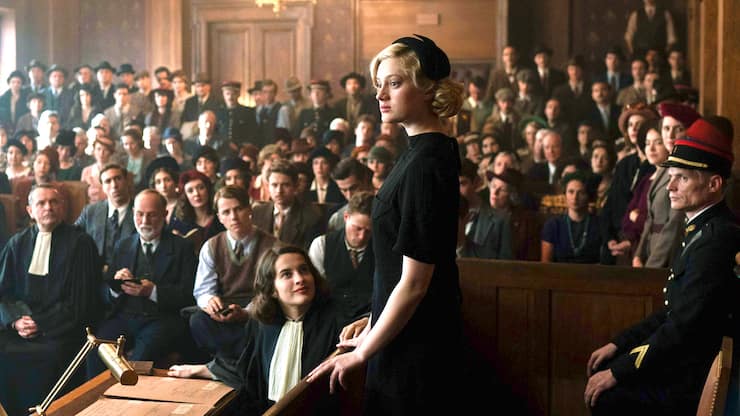 Beim Prozess sind die Blicke auf Madeleine (Nadia Tereszkiewicz) gerichtet.