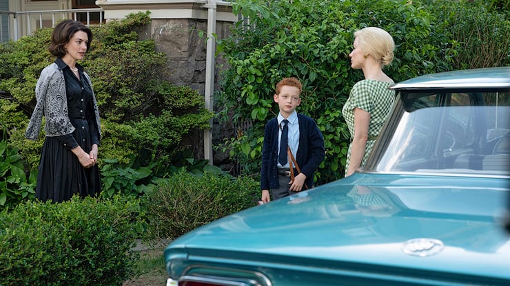 Celine (Anne Hathaway, l.) geht zu Alice (Jessica Chastain) auf Distanz.