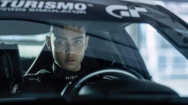 Wie an der Playstation: Jann (Archie Madekwe) hinter dem realen Steuer.