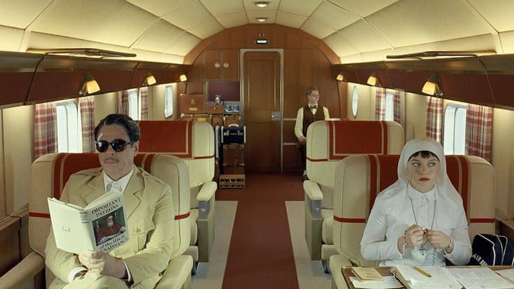 Kino – «The Phoenician Scheme»: Korda (Del Toro) fliegt mit Tochter Liesl (Threapleton) zu Investoren.