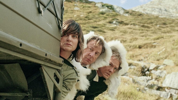 Bundespolizist Egli (Schlatter) und sein  Arbeitskollege (Kucholl) wollen mit Francesca (Pagani) die Sperre über den Gotthard durchbrechen. 