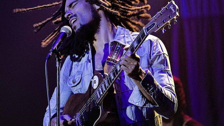 Kino – «Bob Marley: One Love»: Bob Marley (Kingsley Ben-Adir) bei seinem Friedenskonzert.