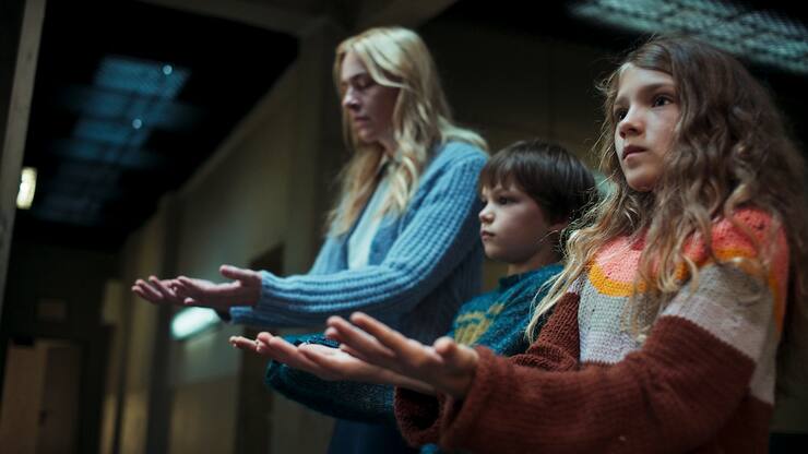 Kim Riedle, Sammy Schrein als Jonathan und Naila Schuberth als Hannah in «Liebes Kind».