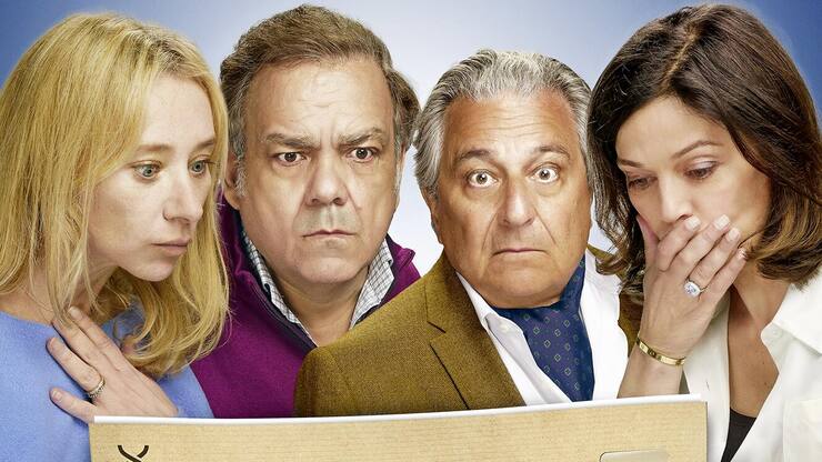 Frédéric (Clavier, 3. v. l.) und Gérard (Bourdon) erfahren  mit ihren Frauen Verblüffendes über ihre Herkunft.