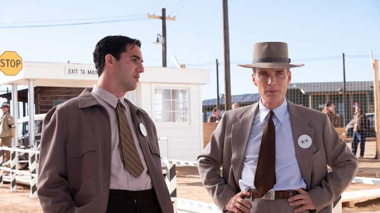 Oppenheimer (Cillian Murphy, r.), der Vater der Atombombe, mit Edward Teller (Benny Safdie), dem späteren Vater der Wasserstoffbombe, auf dem Gelände des geheimen Forschungsgeländes Los Alamos.