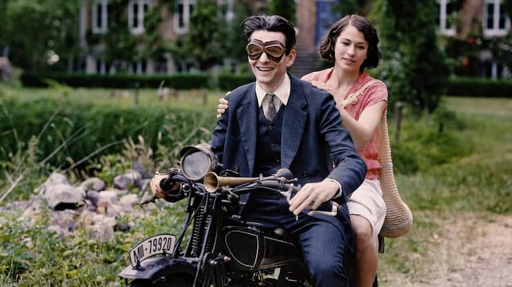 Kafka (Sabin Tambrea) fährt mit Dora (Henriette Confurius)  ans Meer.