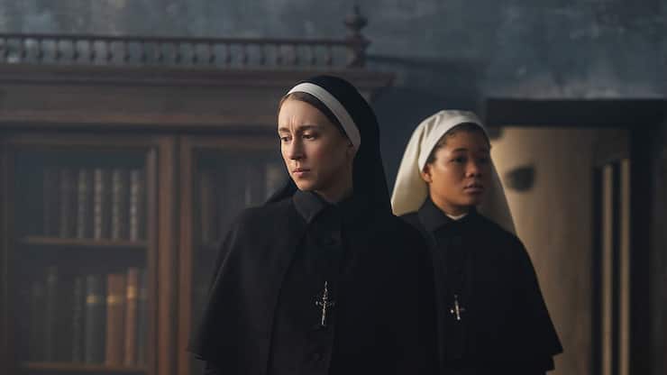 Irene (Taissa Farmiga, l.) und die Novizin Debra (Storm Reid) suchen in «The Nun 2» nach Hinweisen auf Valaks Verbleib.