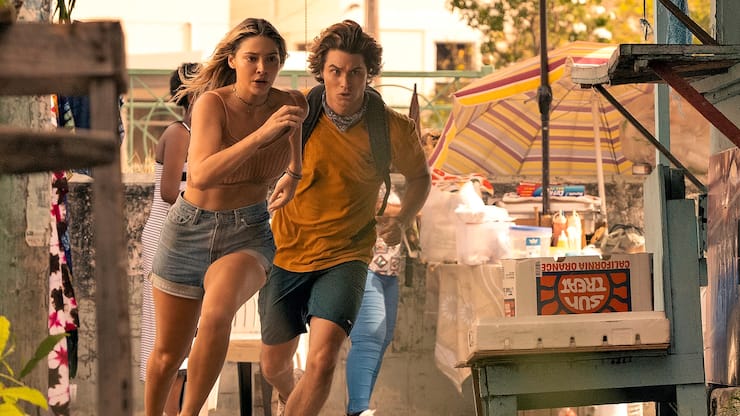 OUTER BANKS (L to R) MADELYN CLINE as SARAH CAMERON and CHASE STOKES as JOHN B in episode 201 of OUTER BANKS Cr. JACKSON LEE DAVIS/NETFLIX Â© 2021