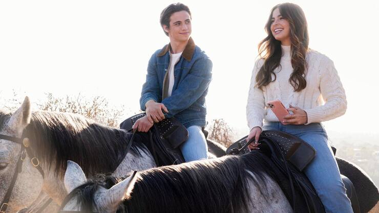 «Einer wie keiner» auf Netflix: TANNER BUCHANAN als CAMERON KWELLER und ADDISON RAE als PADGETT SAWYER