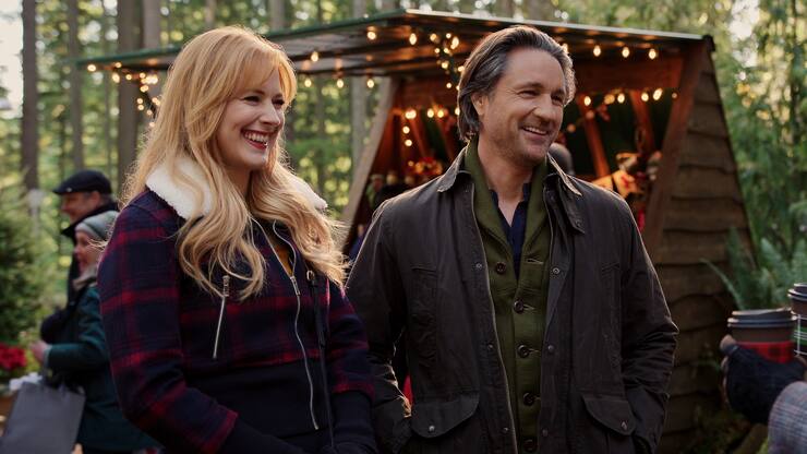 Mel (Alexandra Breckenridge) und Jack (Martin Henderson) in Weihnachtsstimmung.