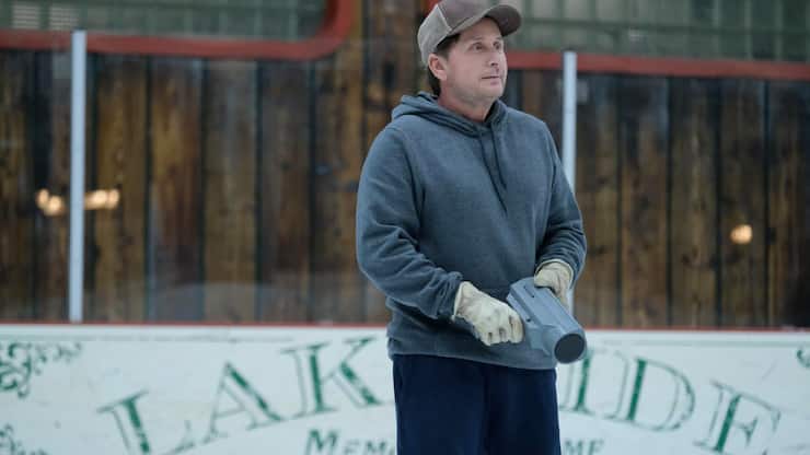 Emilio Estevez als Eishockey-Trainer Gordon Bombay in «Mighty Ducks: Game Changer».