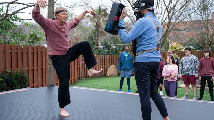 Cobra Kai. (L to R) William Zabka as Johnny Lawrence, Ralph Macchio as Daniel LaRusso in Cobra Kai. Cr. Curtis Bond Baker/Netflix Â© 2021