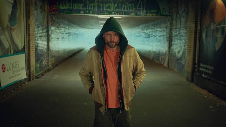 Mike Atlas (Max Riemelt) ist ein sehr gepflegter Randständiger: «Schlafende Hunde» auf Netflix