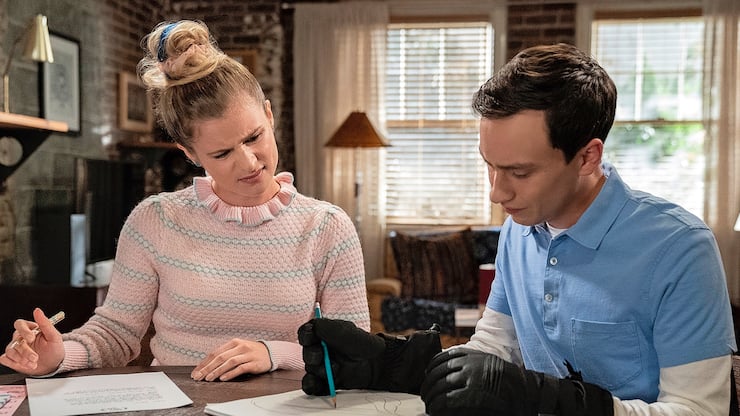 ATYPICAL (L to R) JENNA BOYD as PAIGE and KEIR GILCHRIST as SAM GARDNER in episode 405 of ATYPICAL Cr. GREG GAYNE/NETFLIX Â© 2021