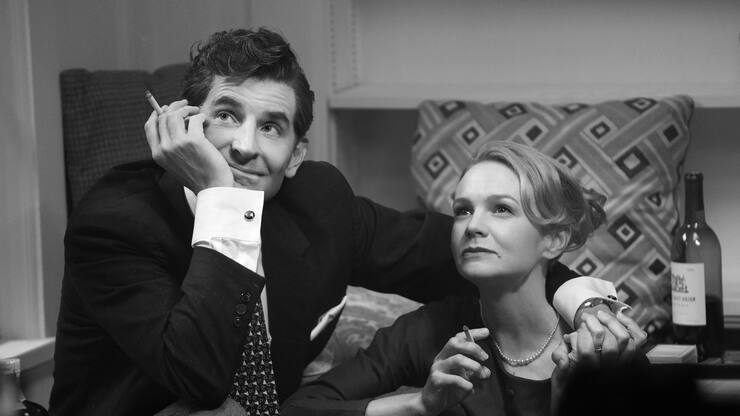 Lenny (Bradley Cooper), Felicia (Carey Mulligan) und das Accessoire jener Zeit: die Zigarette.