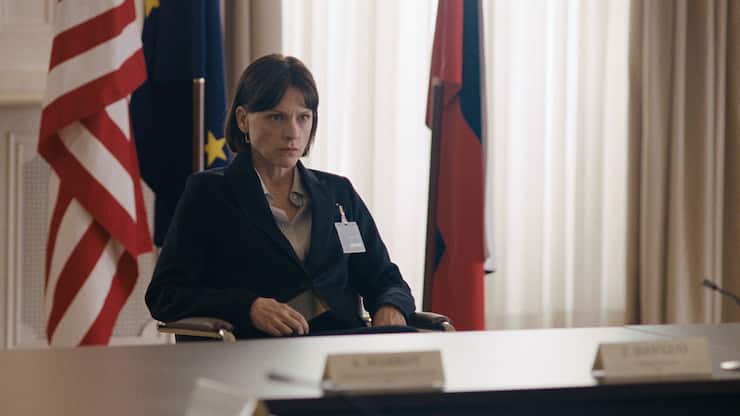 Leiterin des delikaten Treffens: Alexandra Weiss (Veerle Baetens).
