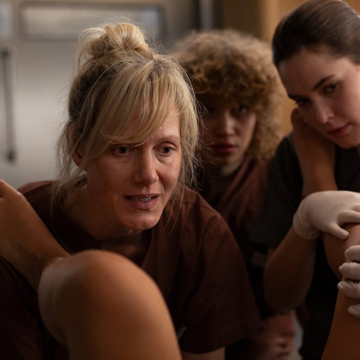 Das Baby kommt: Anna (Anna Schudt), Greta (Lydia Lehmann) und Dr. Charlotte Mohn (Katia Fellin, v. l.).