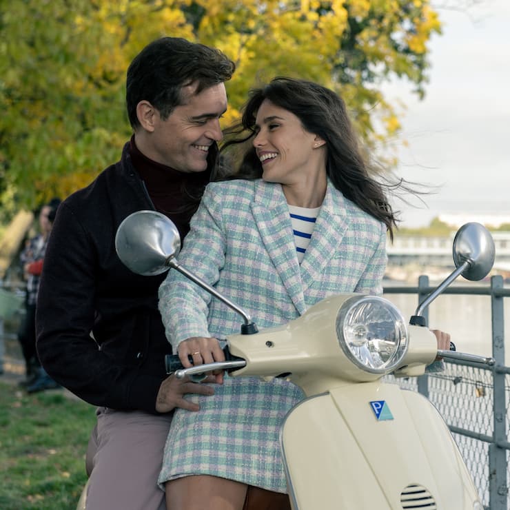 Berlin in Paris: Pedro Alonso mit Samantha Siqueiros.