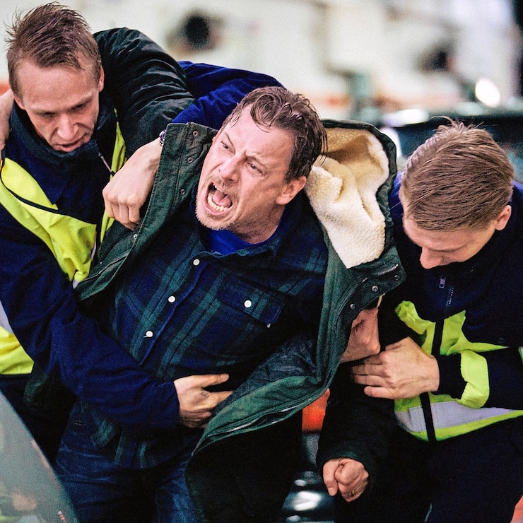 Zur ARTE-Sendung Kidnapping (2/8) Als Rolfs (Anders W. Berthelsen, Mi.) Tochter auf der Ostsee-FÃ¤hre verschwindet, verliert er die Kontrolle und wird von Sicherheitsleuten Ã¼berwÃ¤ltigt. Â© Henrik Ohsten Foto: ARTE France Honorarfreie Verwendung nur im Zusammenhang mit genannter Sendung und bei folgender Nennung "Bild: Sendeanstalt/Copyright". Andere Verwendungen nur nach vorheriger Absprache: ARTE-Bildredaktion, Silke WÃ¶lk Tel.: +33 3 90 14 22 25, E-Mail: bildredaktion@arte.tv