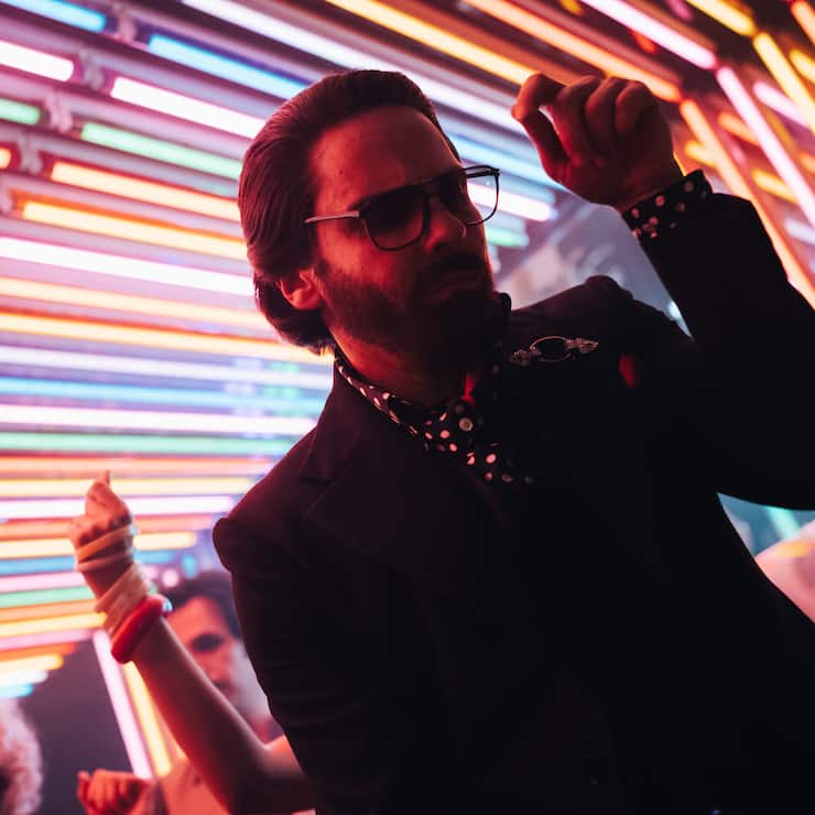 Ein seltenes Bild: Karl Lagerfeld (Daniel Brühl) auf der Tanzfläche.