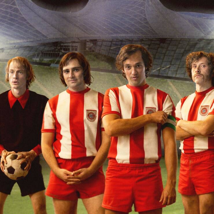 Robert Schwan (Maximilian Brückner), Sepp Maier (Paul Wellenhof), Gerd Müller (Markus Krojer), Franz Beckenbauer (Moritz Lehmann), Paul Breitner (Jan-David Bürger), Uli Hoeness (Max Hubacher), Wilhelm Neudecker (Michael A. Grimm, v.l.).