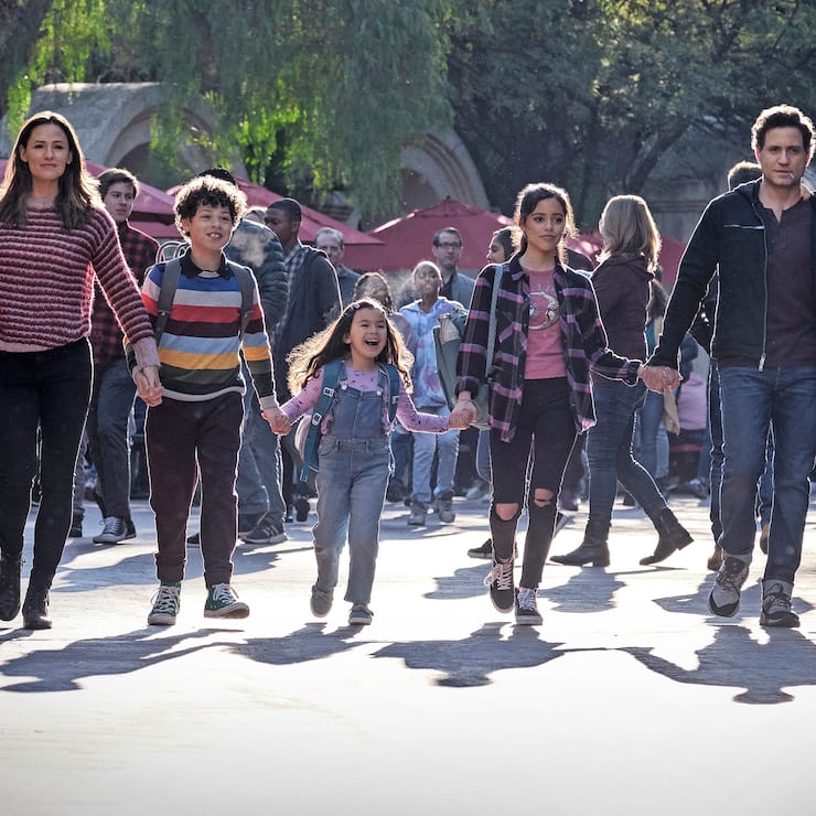 YES DAY. (L-R): JENNIFER GARNER as ALLISON TORRES, JULIAN LERNER as NANDO TORRES, EVERLY CARGANILLA as ELLIE TORRES, JENNA ORTEGA as KATIE TORRES, EDGAR RAMIREZ as CARLOS TORRES. JOHN P. JOHNSON/NETFLIX Â© 2021